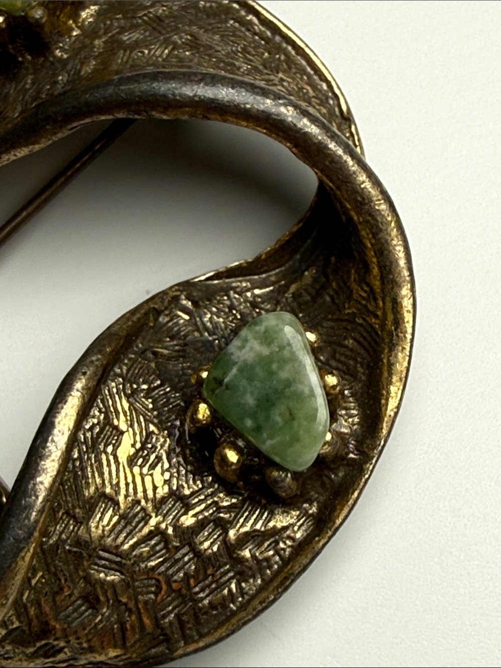 Vintage brutalist Green Stone Circle Brooch MCM nugget pin - Picture 5 of 14